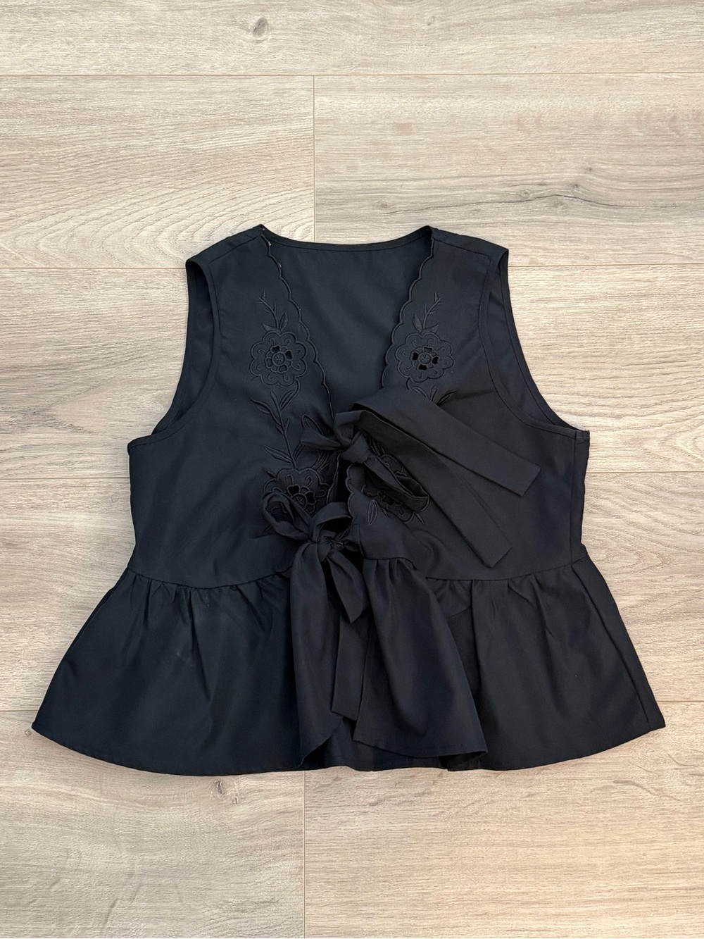 SHEIN Black Sleeveless Peplum Tie-Front Tunic